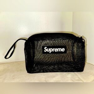 SUPREME BOX LOGO UTILITY BAG.